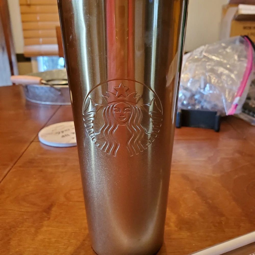 Starbucks Holiday 2019 24oz Gold Radiant Glit Tumbler w/ Straw